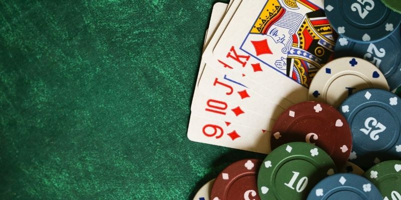 Bài Poker RIKVIP - Tổng Hợp Tất Tần Tật Cách Đánh Bài 4 Áp dụng chiến thuật Bluff đúng thời điểm